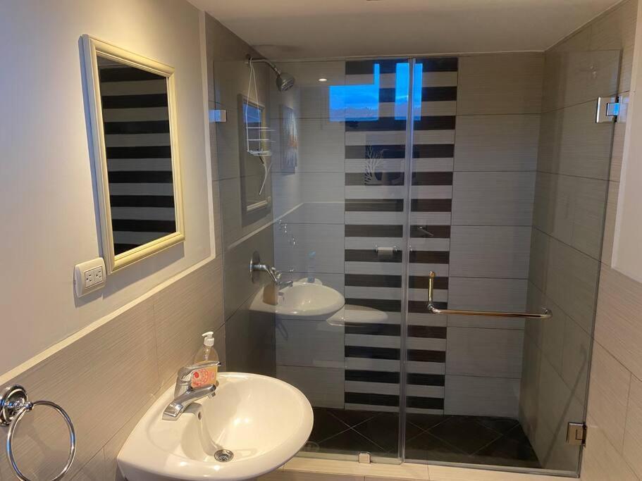2 Rooms, 1 King Size Bed, 64" Smart Hdtv Guatemala City Екстер'єр фото
