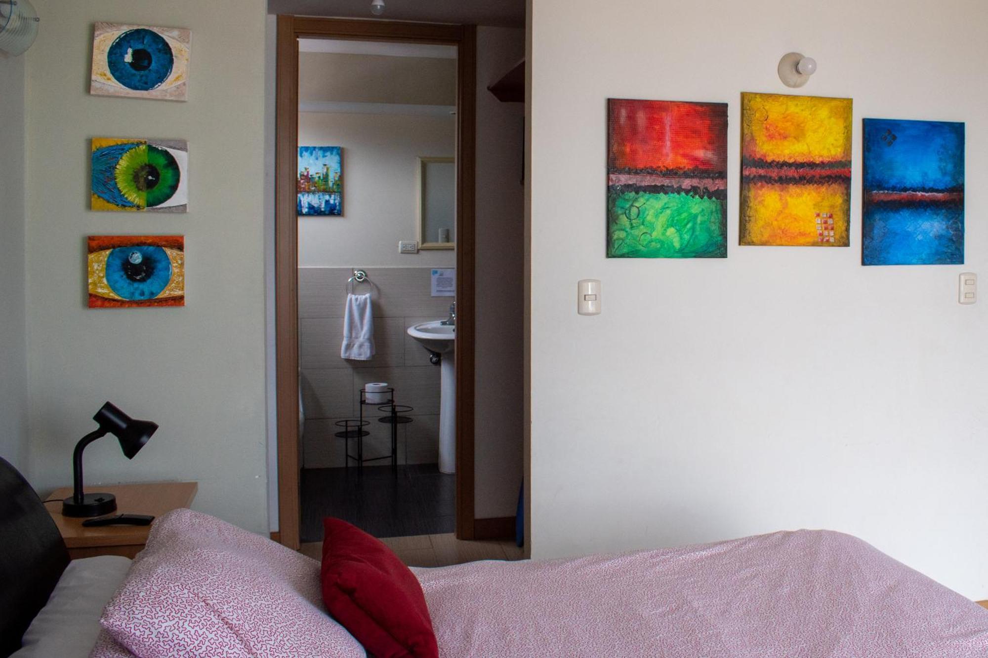 2 Rooms, 1 King Size Bed, 64" Smart Hdtv Guatemala City Екстер'єр фото